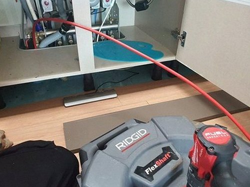 석관동 하수구막힘 배수구 거름망을 점검하는 장면